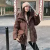 Estilo Coreano Invierno 2026 Nuevo Chaqueta de Plumas de Longitud Media Pinghu para Mujer Casual Engrosada Cintura Ajustable con Capucha Cálida Gama Alta