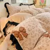Estilo Princesa Francesa Renda Preta Espessada Veludo Leite Conjunto de Quatro Peças com Capa de Edredom Estampada de Cereja, Roupa de Cama Quente de Inverno