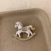 Broche de Cavalo de Balanço Fofo Cravejado de Diamantes, Fashion e Versátil, Luxo Leve, Requintado e Único, um Alfinete Especial que Realça a Aparência das Roupas