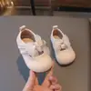 2026 Novo Estilo Sapatos de Princesa para Meninas 1-3 Anos Sapatos para Crianças Pequenas com Solado Macio Estilo Coreano Laço Pequenos Sapatos de Couro Modelos de Primavera e Outono