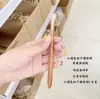 Lobo Amarillo Mezclado con Zorro Plateado Crema para Crear una Brocha de Sombra de Ojos en Polvo para Aplicar Color, Fijar Detalles, Profundizar Contornos de Ojos y Difuminar Maquillaje con Brillo Perlado