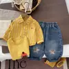 Conjunto de primavera e outono estilo coreano para meninos e meninas, apresentando um fofo conjunto de colete de tricô com desenho animado, um conjunto de três peças estiloso e casual para bebês