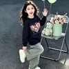 Sudadera casual de forro polar con cuello redondo para niñas, nuevo estilo otoño/invierno 2026, top tipo pullover de moda con estampado de corazón para niños mayores