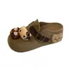 Mules de suela gruesa y punta cerrada para usar al aire libre, colección otoño 2026, temática de gatos, nuevo estilo versátil, media zapatilla de cuero retro con cinturón, linda hebilla para mujer