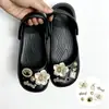 Accesorios para zapatos Croc, piezas para armar tú mismo, flores metálicas tridimensionales de lujo ligero con diamantes y perlas, hebillas de zapato desmontables, decoración de superficie de zapato