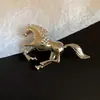 Broche de Tela del Año del Zodiaco con Diseño de Caballo Pequeño, Broche de Moda de Lujo de Alta Gama, Accesorio de Moda de Diseño de Nicho para Mujeres