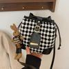 Bolso popular de este año para mujer, bolso tipo cubo con rombos retro de otoño e invierno 2023, bolso bandolera de hombro con diseño de nicho de moda