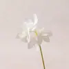 Decoración de hotel boutique: 4 orquídeas artificiales pequeñas y elegantes, flores de seda, flores artificiales y plantas verdes, creando un arreglo floral de lujo ligero, de pie y que no requiere mantenimiento.