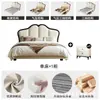 Cama matrimonial tapizada de estilo francés vintage con forma de arco de ola y ribete en blanco y negro en el cabecero, estilo crema, para el dormitorio principal de una niña en un apartamento pequeño