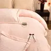 Conjunto de cama de quatro peças em veludo leite com relevos românticos estilo francês para outono e inverno, quente, macio, amigável à pele, capa de edredom com fleece em ambos os lados, conjunto de cama 4