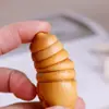 Ornamento de Mão Esculpido em Sândalo Roxo de Pupa de Cigana, Brinquedo de Pupa de Bicho-da-Seda de Madeira, Peça de Mão Portátil e Giratória de Pupa de Bicho-da-Seda