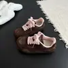 Zapatillas de entrenamiento alemanas versátiles de bloques de color, estilo nicho para mujer, nueva colección otoño 2026, modernas y retro, zapatillas deportivas planas casuales versátiles