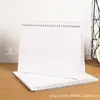 Venta al por mayor del fabricante En stock Calendario de tablero de papel perlado de 8 pulgadas 7 pulgadas Versión horizontal y vertical A5 con base de soporte triangular 2027