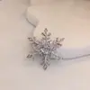Broche de Floco de Neve Giratório Feminino de Alta Qualidade Exquisito Corsage Moda Unissex de Nicho Pin de Alta Qualidade Decoração de Suéter
