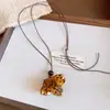 Collar de borlas acrílicas transfronterizo europeo y americano, sensación de lujo ligero y alta gama, cadena para la clavícula con diseño Maillard, joyería de nicho para mujeres
