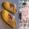 Sapatos Mary Jane para Meninas 2026 Outono Novo Estilo Laço de Pérola Solado Macio Sapatos de Princesa Sapatos Individuais de Boca Rasa para Crianças Performance