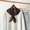 Pañuelo cuadrado marrón estilo Maillard para mujer, nuevo modelo otoño 2026, elegante y versátil, se puede usar como accesorio decorativo para el cabello o bufanda para el cuello, venta al por mayor