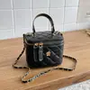 Bolsa pequena fashion e estilosa para mulheres, novo design de nicho primavera-verão 2026, bolsa transversal com corrente acolchoada, bolsa de mão tipo balde