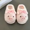 Pantufas de pelúcia macias e fofas em formato de porco com laço rosa tridimensional, de algodão, para mulheres, uso doméstico outono e inverno 2026, com sola grossa, antiderrapantes, de bico fechado e peludas