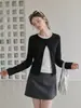 Suéter de malha preto falso de duas peças com botões, gola redonda, manga longa para mulheres, design outono 2026, modelagem justa, emagrecedor e elegante