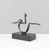 Escultura abstracta de figura de metal negro minimalista italiana, adecuada para sala de estar, mesa, recibidor o decoración de casa modelo