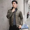 Nova jaqueta leve de seda e algodão para outono e inverno para homens, top curto casual de negócios com capuz e gola alta, casaco de algodão quente masculino