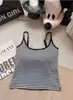 Camisola Rayada de Chica Atractiva con Hermoso Diseño en la Espalda, Copas Integradas, Se Puede Usar por Fuera o por Dentro, Top Sexy Corto Ajustado Versátil para Mujer