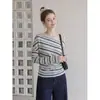 Camiseta de manga larga con rayas blancas y negras estilo coreano, hombros descubiertos, para mujer, nueva de otoño, corte ajustado, top elegante y versátil