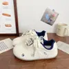 Zapatillas versátiles estilo alemán para mujer, nuevo modelo primavera 2026, suela plana, elegantes, casuales, para commuting, zapatos blancos acolchados para mujer