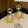 Pendientes de diseño nicho estilo corte vintage, pendientes de flor de perlas estilo antiguo, pendientes de plata de lujo ligero con alfiler.
