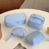 Bolsa de Maquiagem com Bolinhas Azuis para Mulheres, Bolsa Grande de Viagem para Armazenamento de Produtos de Skincare e Higiene Pessoal, Bolsa Portátil de Mão para Retoques de Maquiagem
