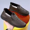 Zapatos casuales de vestir para hombre con suelas blandas, diseñados para usuarios de mediana edad y mayores, con una suela gruesa de PU, diseño sin cordones, suelas antideslizantes y material transpirable