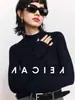 Elegante camisa base de punto gris de cuello medio alto para mujer, corte ajustado, suéter suave y acogedor para otoño e invierno, top de manga larga
