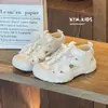 Nuevas Sandalias Casuales de Verano 2026 para Niños Estilo Coreano Elegantes con Flor Tridimensional Hueca Sandalias Cerradas para Niñas