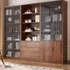 Estante de Madeira Maciça Armário de Armazenamento Integrado para Sala de Estar Doméstica Estante de Exibição Inclinada na Parede com Porta de Vidro Armário de Arquivo de Chão