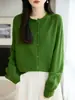 Outono/Inverno 2026 Novo Cardigan de Tricô com Gola Redonda e Barra Enrolada, Manga Longa, Cor Sólida, Peça de Vestir Pronta para Usar, Pele de Guaxinim de Primeira Linha, Roupa Externa