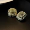 Pendientes de Aguja Plateados con un Toque de Lujo Ligero de Nicho de Alta Gama, Diseño de Malla de Bola Hueca, Pendientes Cuadrados Geométricos Retro Femeninos