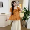 Conjunto de Maternidad: Elegante Atuendo de Verano en Color Calabaza, Top Estilo Muñeca con Elegantes Mangas Abullonadas, y Falda de Maternidad