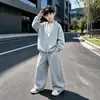 Nova coleção de outono para meninos: um conjunto de moletom estiloso e casual de duas peças com um visual preppy, perfeito para o outono