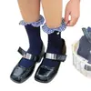 Coleção outono e inverno: meias de renda xadrez, sapatos novos de couro estilo balé, moda feminina estilo japonês e meias até a panturrilha com um toque jovial