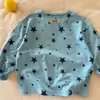 Camiseta Base Versátil Infantil Nova Estampa de Estrela para Primavera e Outono, Camiseta de Manga Longa com Estampa Completa Unissex para Bebê, Top de Algodão Amigo da Pele