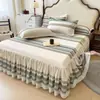 Faldón de cama de franela 100% algodón Oculta imperfecciones con borde de volantes Juego de colcha de algodón puro engrosado Juego de tres piezas de sábanas Funda antideslizante Universal para todas las estaciones