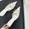 2026 Tendência Primavera Verão Nova Chegada Bico Fino Salto Alto Feminino Salto Agulha Traje de Festa Sandálias com Renda de Corte Baixo Chinelos Sapatos Meio Fechados