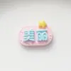 Marca de un solo deseo Accesorios de resina brillantes Marca Texto rico y hermoso Parche para refrigerador Pasador Pegamento de crema Funda para teléfono móvil