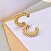 E48 Estilo Nuevo Europeo y Americano Diseño Extraño Acero de Titanio Chapado en Oro Hueco C Pendientes de Moda Oro 18K