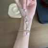 Versión Alta Pulsera de Trébol de Cuatro Hojas Explosivo Rosa con Incrustaciones de Diamantes Concha Blanca Microincrustada de Diamantes Completa Exquisita Pulsera de Lujo Ligero de Alta Gama para Mujer