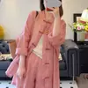 OOTD Atuendo Retro de Moda Estilo Chino Nuevo para Mujer: Un conjunto completo con top de botones, shorts y una nueva camiseta rosa con protección solar.