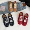 Zapatillas de entrenamiento alemanas de lunares estilo coreano para mujer, zapatillas casuales versátiles clásicas de suela plana con doble hebilla, puntera redonda, ligeras, lunares modernos