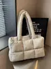 Bolso tote simple de gran capacidad para mujer, nuevo bolso de hombro casual para el otoño de 2026, bolso acolchado de algodón súper popular y moderno