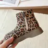 Botas Cano Curto Femininas 2026 Outono Novo Estilo Infantil Estampa de Leopardo Versátil Retrô Botas Menina Estilosa Solado Macio Botas Martin